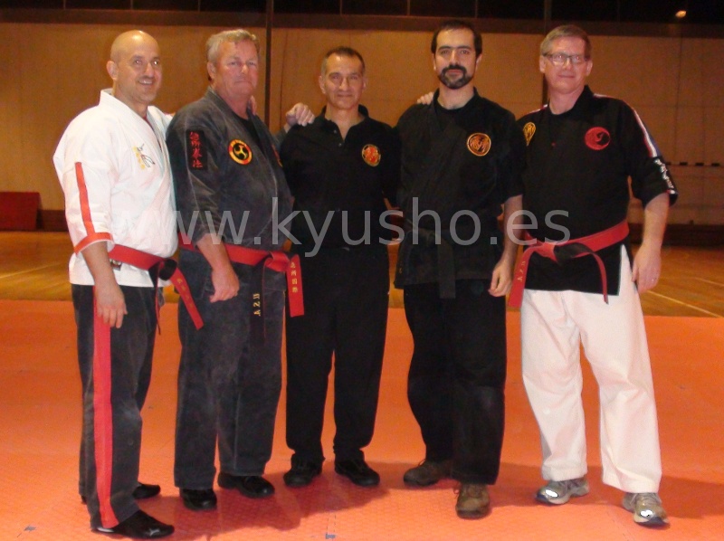 Xavi Vila junto a los maestros de KI.